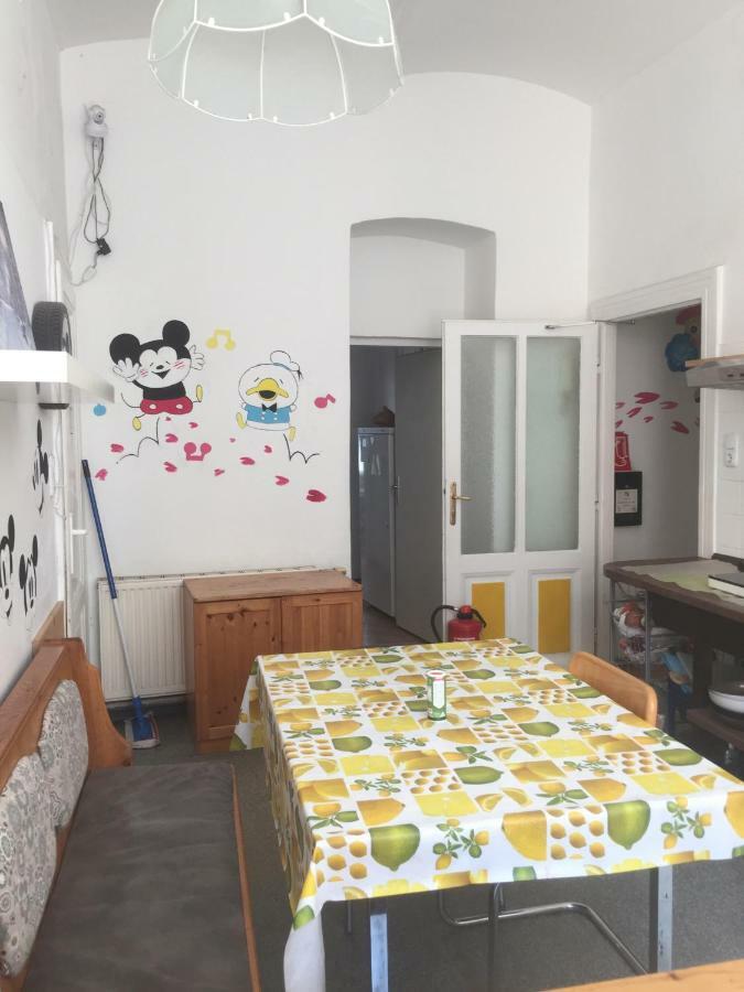 Chichilli Hostel Wien Exteriör bild
